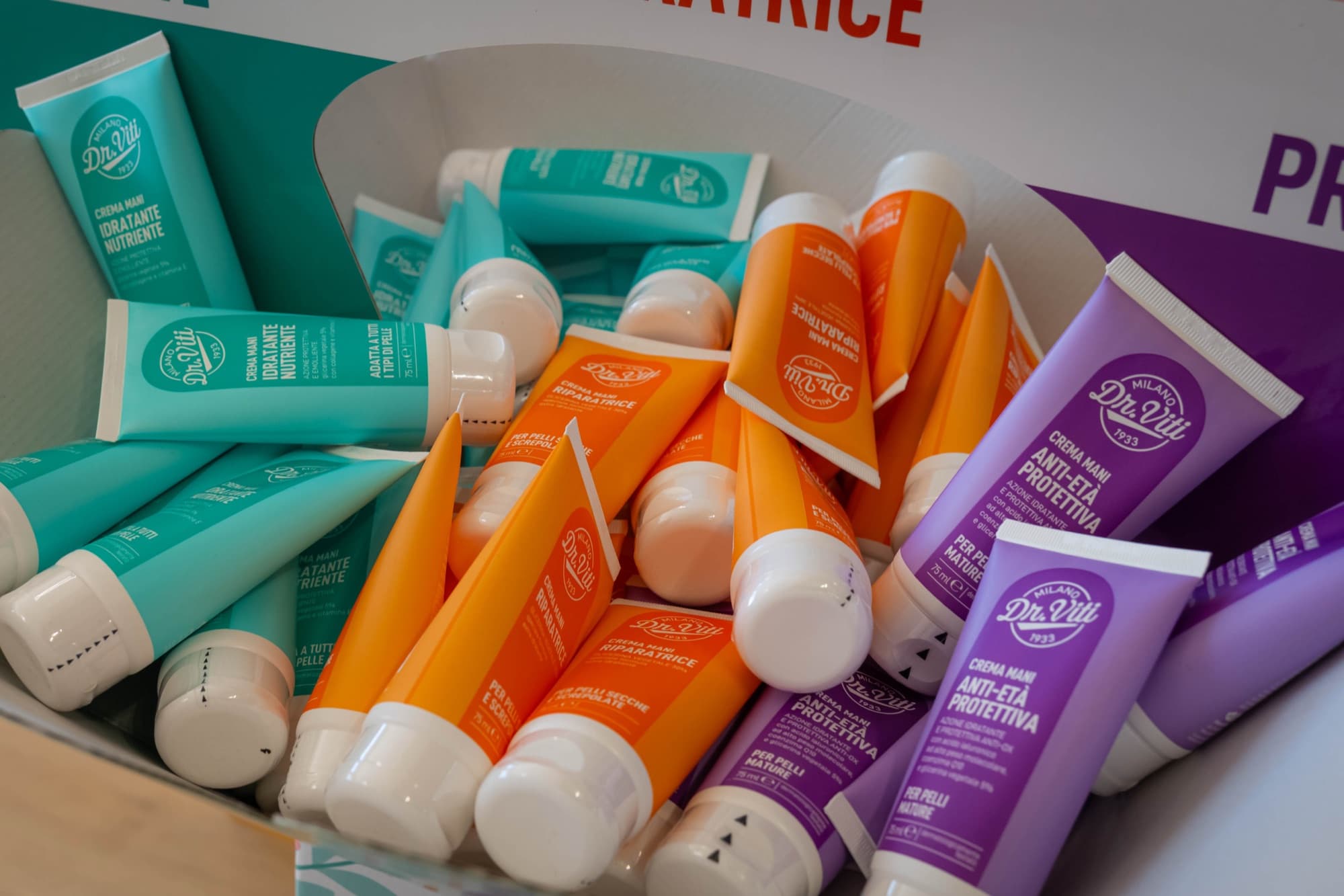 Applicazione di una crema per le mani, dermocosmesi in Sanitaria Mazzocco