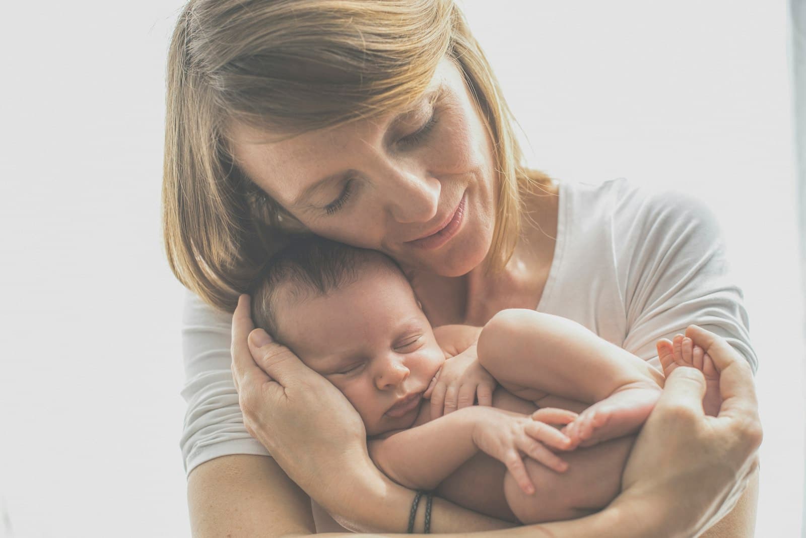 Mamma che tiene in braccio il suo neonato